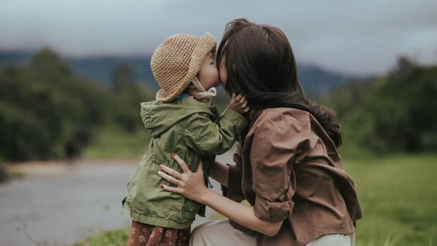 kissing-your-child-on-the-lips-pros-cons-and-when-to-stop