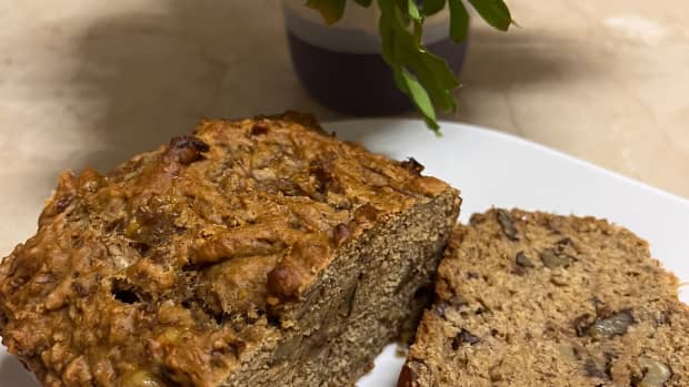 moist-banana-bread-with-chia-seeds-and-coconut-almond-milk
