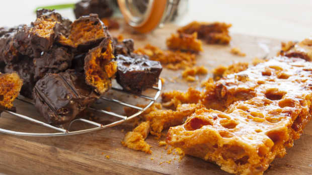 chocolate-drizzled-honeycomb-candy