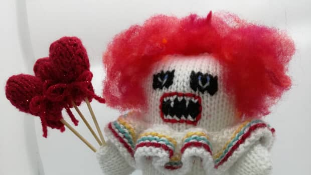 knitted-scary-halloween-clown-with-pattern