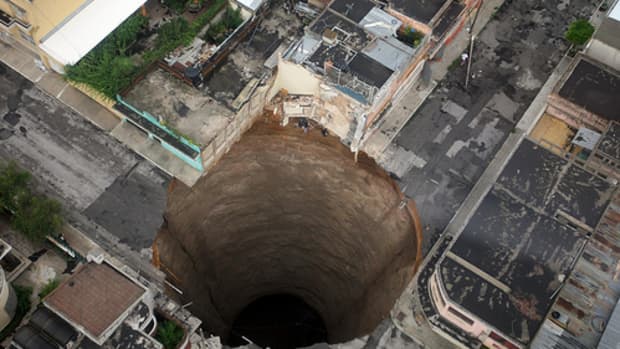 Picture of the sinkhole that  opened up in Guatemala City. Source: Guatemala Govt http://www.flickr.com/photos/gobiernodeguatemala/4657053554/