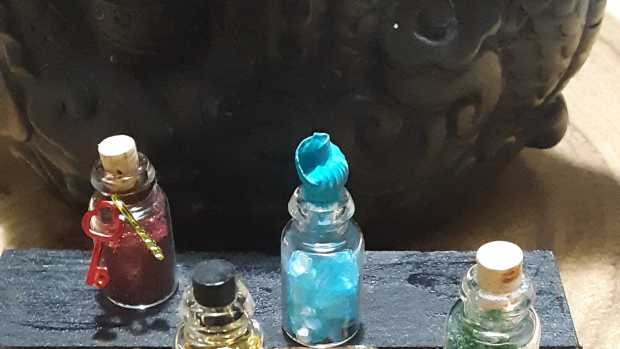 diy-tiny-bottles-of-potion-ingredients