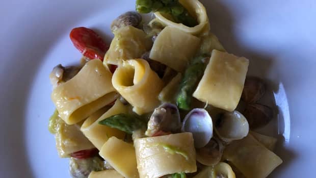 calamarata-with-cream-of-asparagus-clams-and-cherry-tomatoes