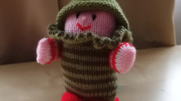 knitted-elf-doll-with-pattern