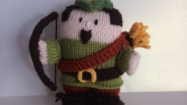 knitted-robin-hood-doll-with-pattern