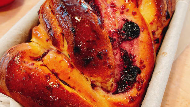 delicious-raspberry-and-blueberry-babka-with-photo-tutorial