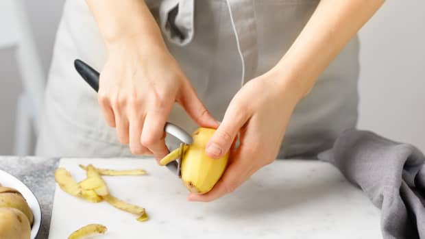 Moms Clever Hack For Peeling Potatoes Is Such A Time Saver