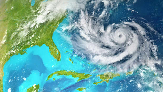 https://images.saymedia-content.com/.image/ar_16:9%2Cc_fill%2Ccs_srgb%2Cfl_progressive%2Cg_faces:center%2Cq_auto:eco%2Cw_620/MjAwNzA4Njk2NTI5OTcwNTYy/tips-how-to-prepare-for-a-hurricane.jpg