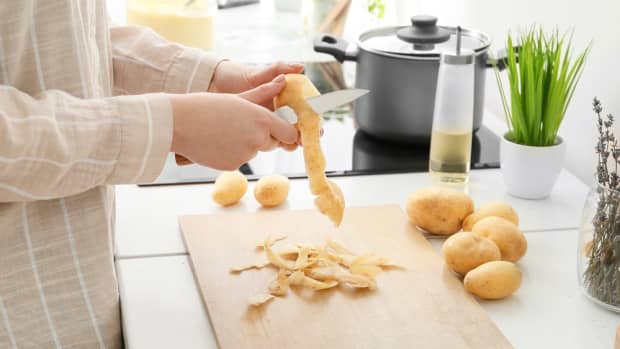 This Mind-Blowing Potato-Peeling Hack Doesn't Even Use a Vegetable