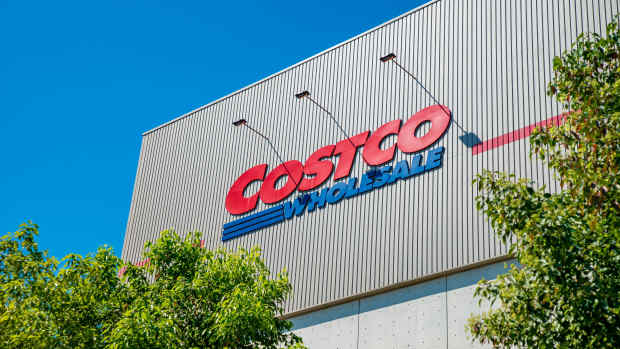 Costco's Xinzhuang branch, with an area of approximately 13,220 square meters, is adjacent to the Fu Jen University Station on the Xinlu Line of the MRT.