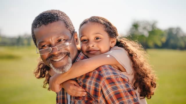 Grandpa Proudly Shows Off Granddaughter’s New Color ‘Trick’ He Taught ...