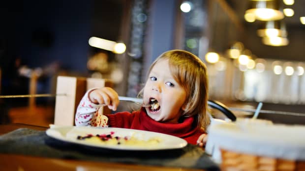 Mom’s Screen-Free Hack for Keeping Toddler Busy At Restaurants ...