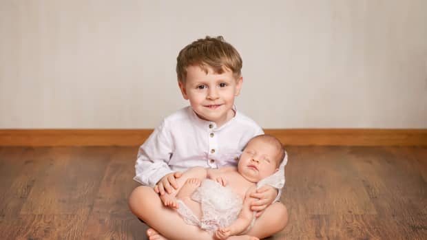 Mom Uses Big Brother as a ‘Growth Chart’ for Newborn Baby and It’s Kind 