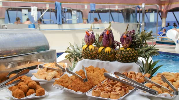 luxury-cruise-ship-worker-s-video-tour-of-her-cabin-is-interesting-at