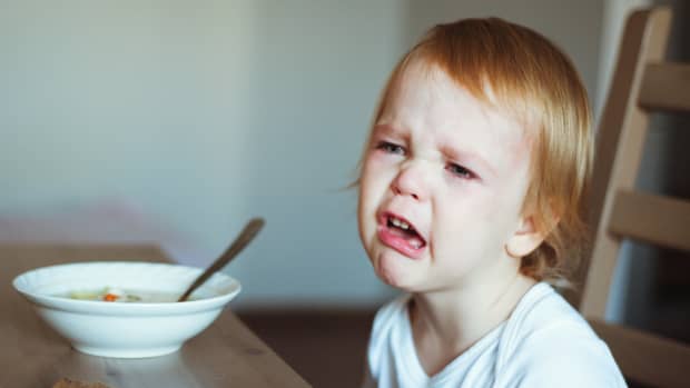 toddler girl doesn't want to eat food