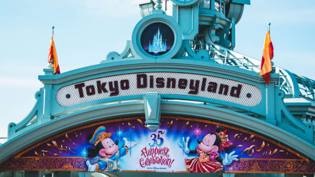 Tokyo Disneyland entrance sign