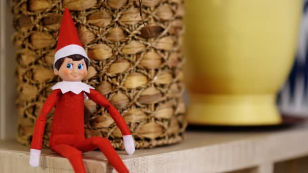 Real Life ‘Elf on the Shelf’ Can’t Stop Laughing When Older Sister ...