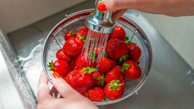 Doctor Tests Strawberries To See If Spending More on Organics Is Worth ...