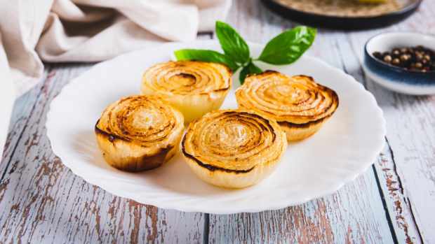 A plate of caramelized onion halves.