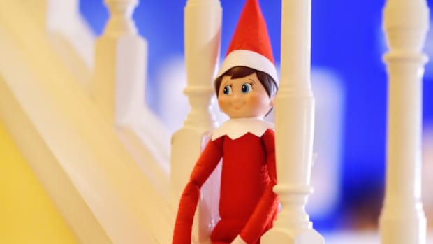 Real Life ‘Elf on the Shelf’ Can’t Stop Laughing When Older Sister ...