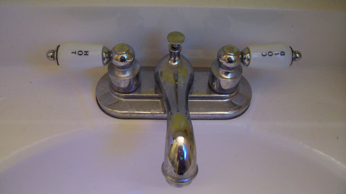 Leaking Bathroom Faucet Sink Or Shower, How To Repair Bathtub Faucet Leak