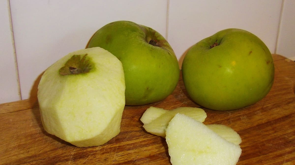 Do You Really Need To Use Freshly Cut Apples When Baking?