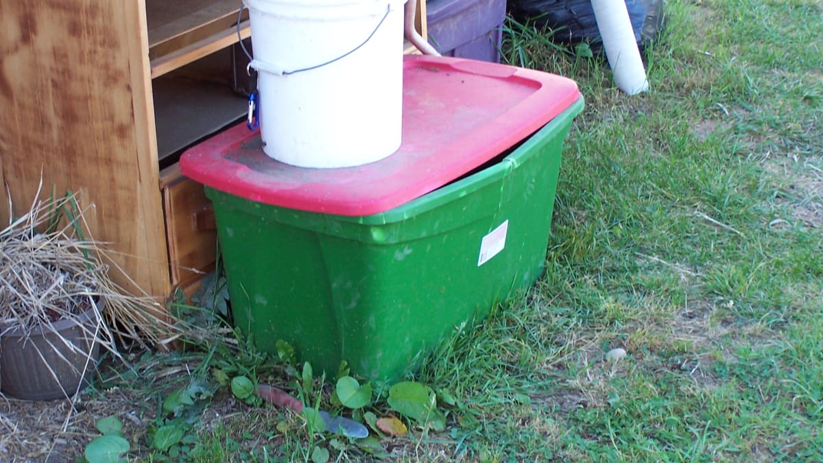 How to make compost in a 5 gallon bucket 