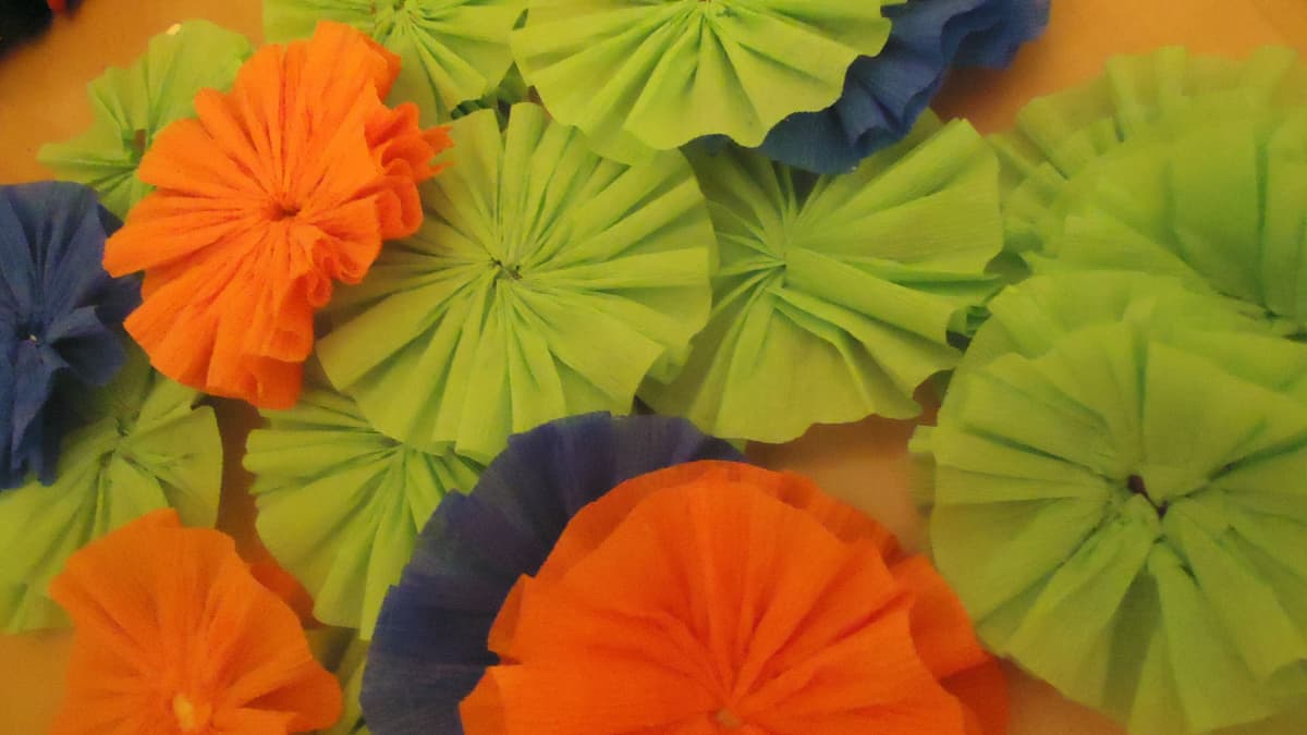 DIY Tutorial: How to make Ruffled Crepe Paper Streamers!  Paper streamers,  Diy party decorations, Crepe paper streamers