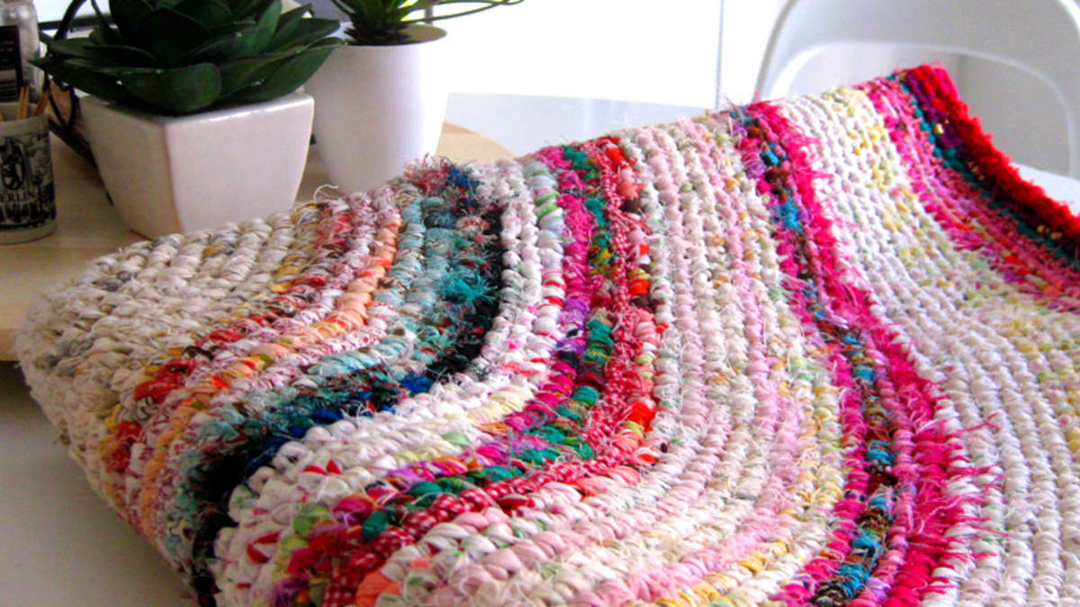 Kvalifikation Lab ødelagte How to Make a Colourful Crochet Rag Rug With Recycled Fabrics - FeltMagnet