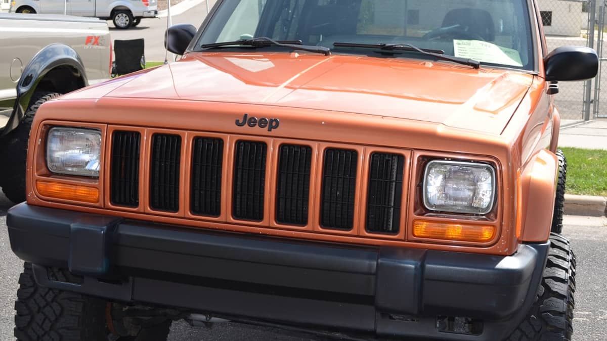 How to Install a 2-Inch Complete Lift Kit on a Jeep Cherokee XJ 1984-2001 -  AxleAddict
