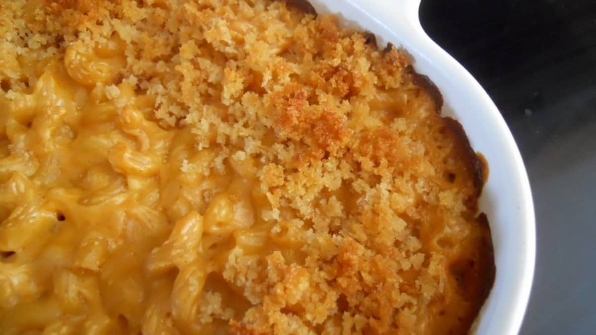 https://images.saymedia-content.com/.image/ar_16:9%2Cc_fill%2Ccs_srgb%2Cfl_progressive%2Cq_auto:eco%2Cw_1200/MTc0MzA5MTM0MzE1ODI0NjM2/old-time-baked-macaroni-comfort.jpg