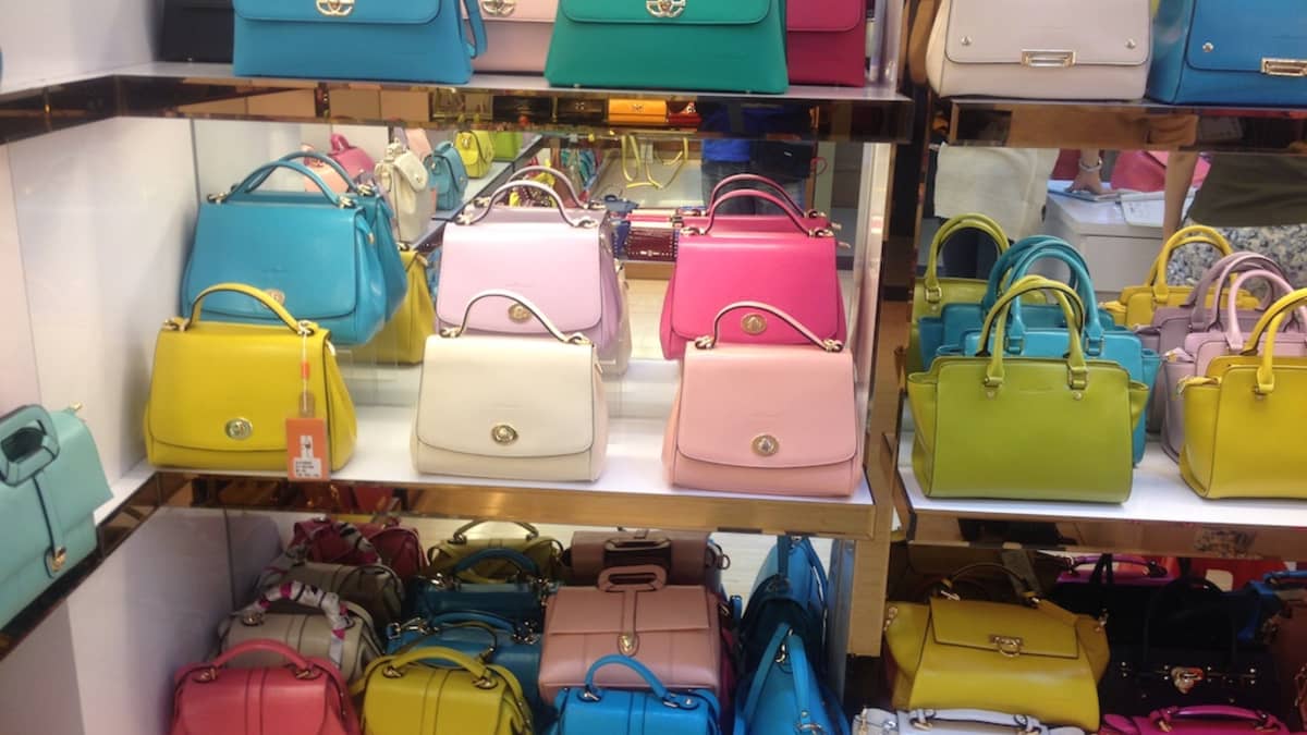 Ladies purse wholesale market || Imported Ladies Purse || Nabi Karim, Sadar  Bazar | Wholesale purses, Ladies purse, Best small business ideas