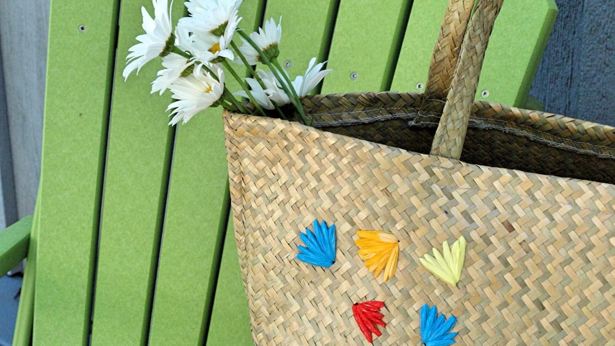 How to Embellish a Straw Bag With Recycled Plastic Bags - FeltMagnet