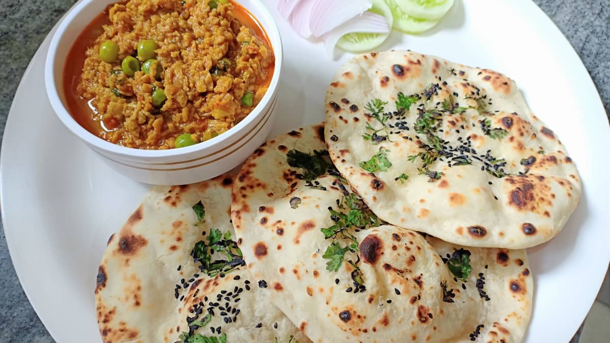 File:North Indian tawa roti with alu gobi and daal fry.jpg - Wikimedia  Commons