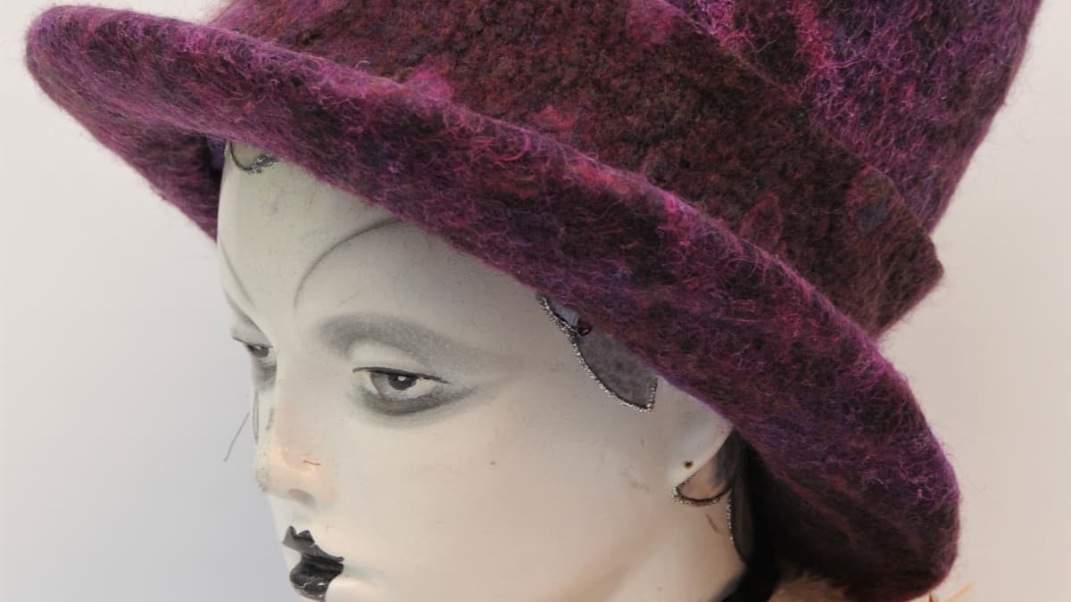 How to Use a Plastic 'Hat Shaper' to Make a Wet-Felted Top Hat - FeltMagnet