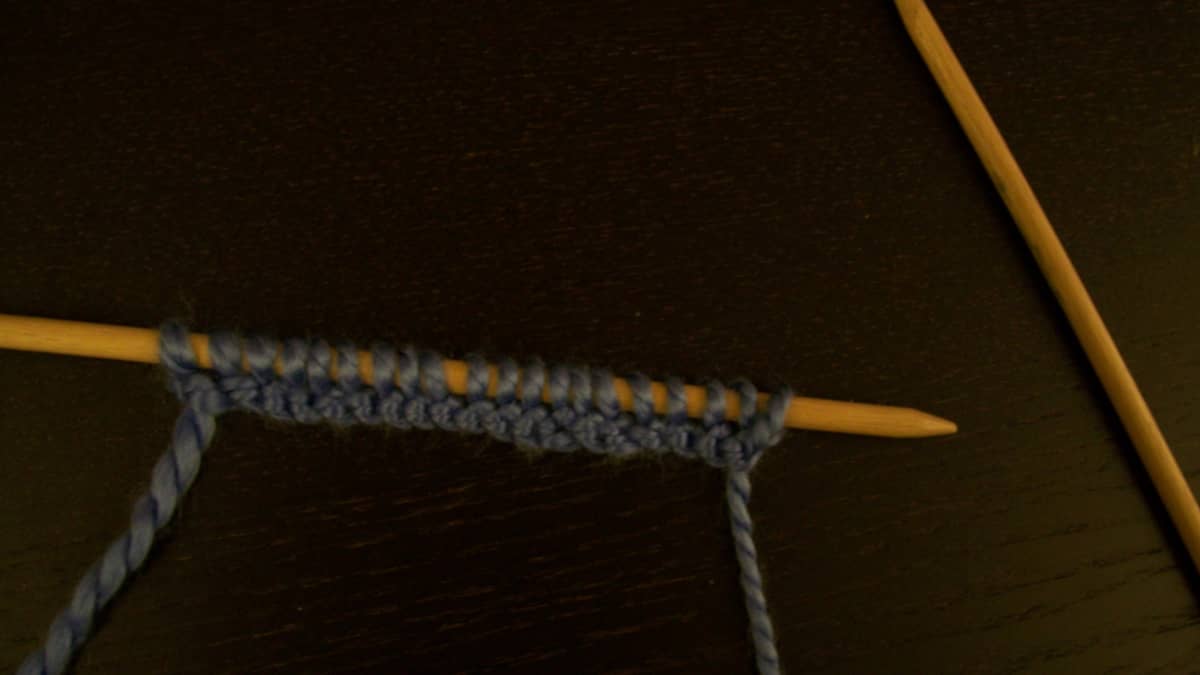 Cast On With a Knitting Needle and a Crochet Hook Tutorial 1 Method 13 of  18 Casting On In Knitting 