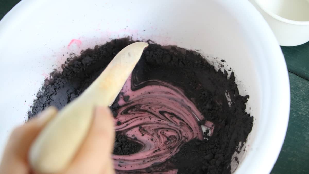 Mixing color changing pigment into slime! #slime #clearslime #slimeasm, Slimes