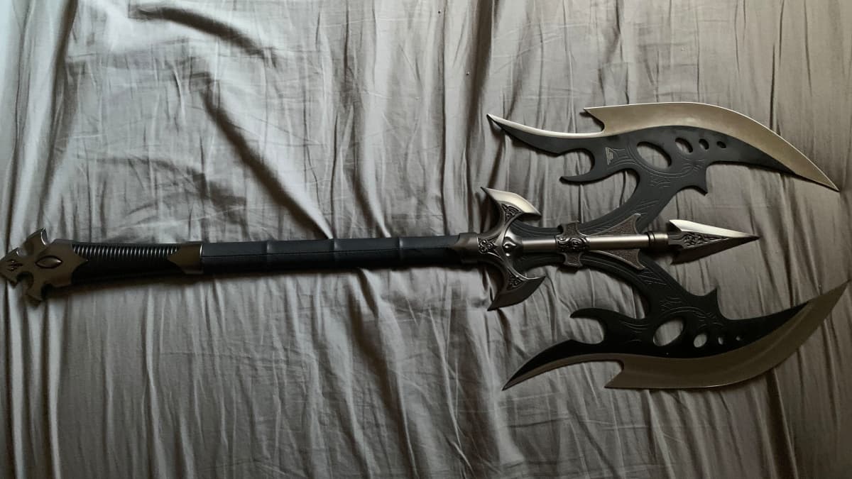 Review of United Cutlery's Kit Rae, Black Legion Battle Axe - HobbyLark