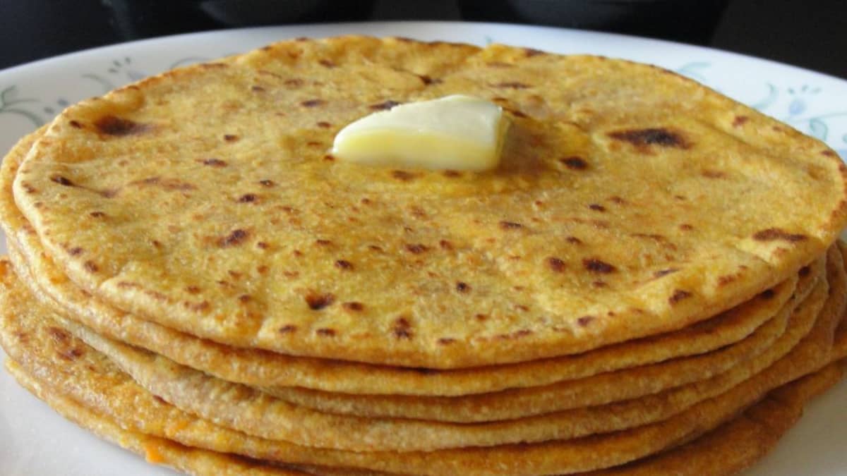 Image of Aloo Paratha With Chole Masala Served Hot With Mango Pickle.  Indian Food-UW828995-Picxy