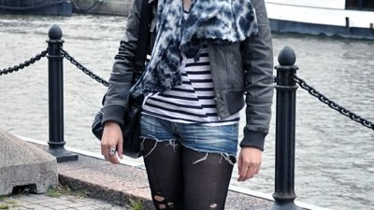 Blue Denim Shorts with Black Tights Outfits (9 ideas & outfits