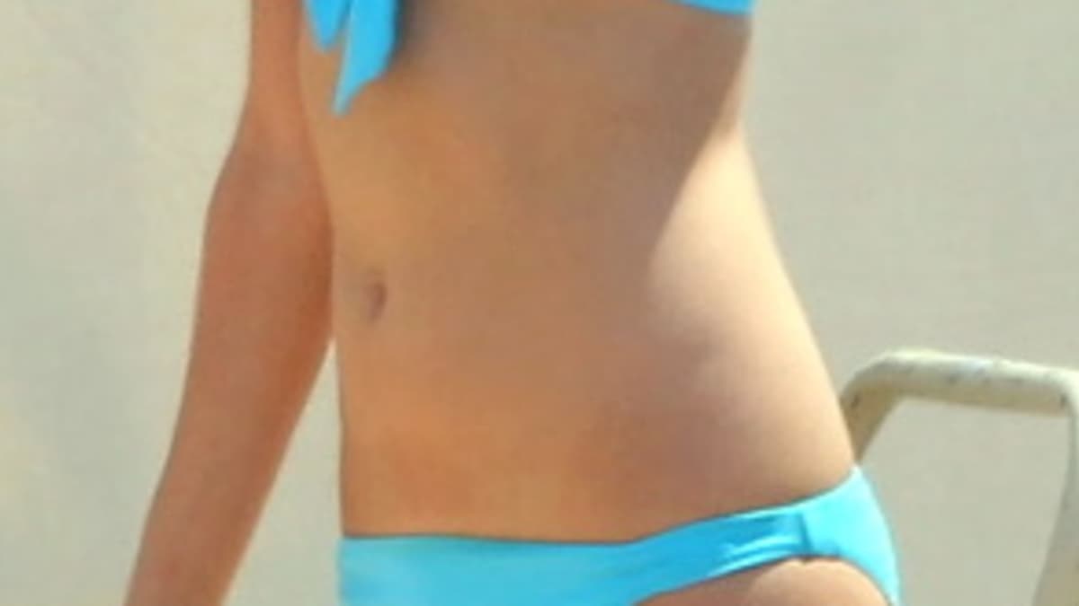 Selena Gomez bikini style – Hot bikini styles for teens and slim