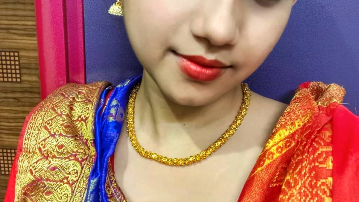 Get Amruta Khanvilkar's traditional chic makeup look in a few easy steps!  WeddingSutra