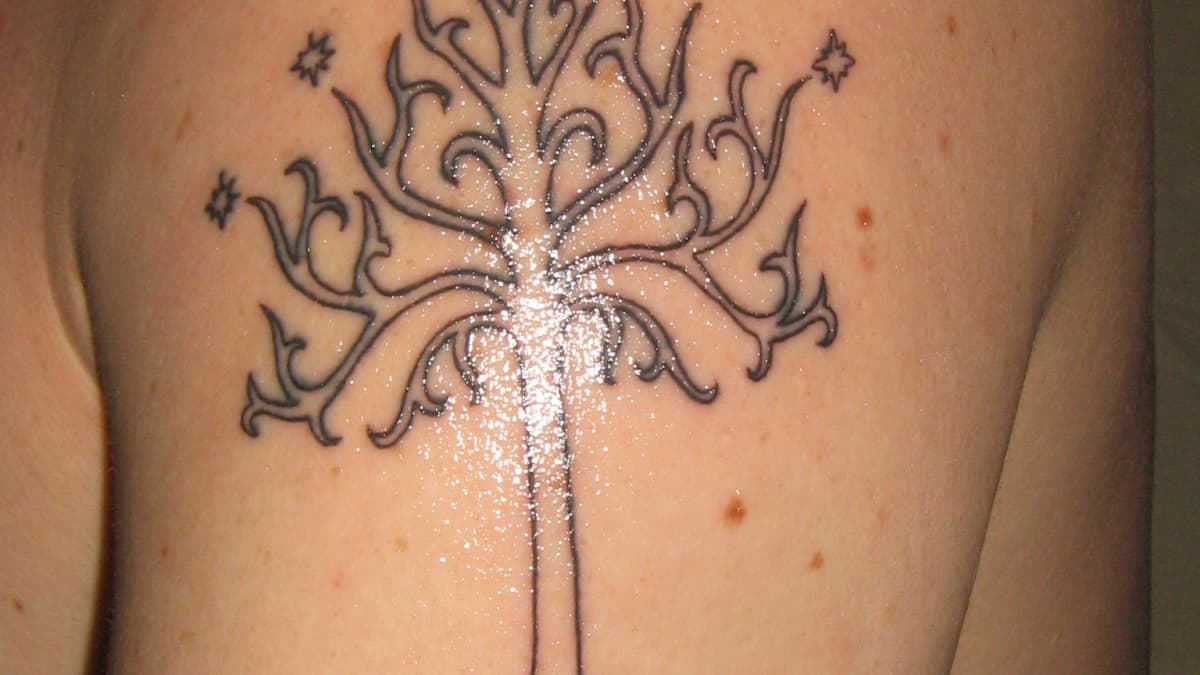 The Elvish tattoo meaning 'nine' that Viggo Mortensen (and co