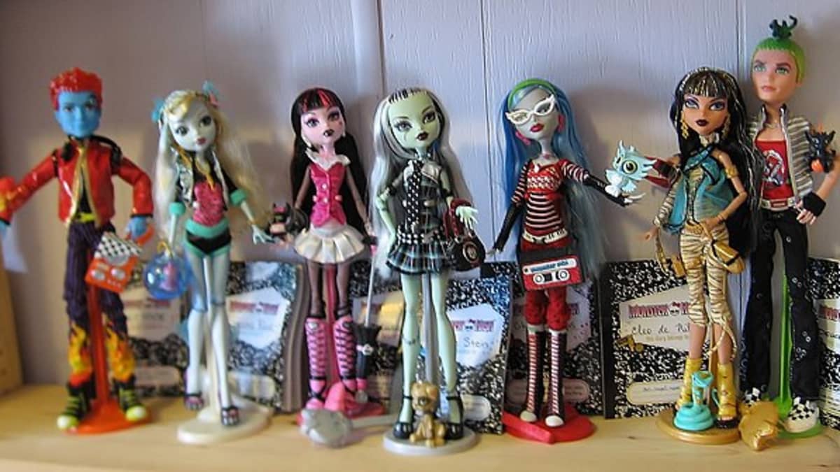 Monster High Doll with Blue Hair and Playset - wide 5