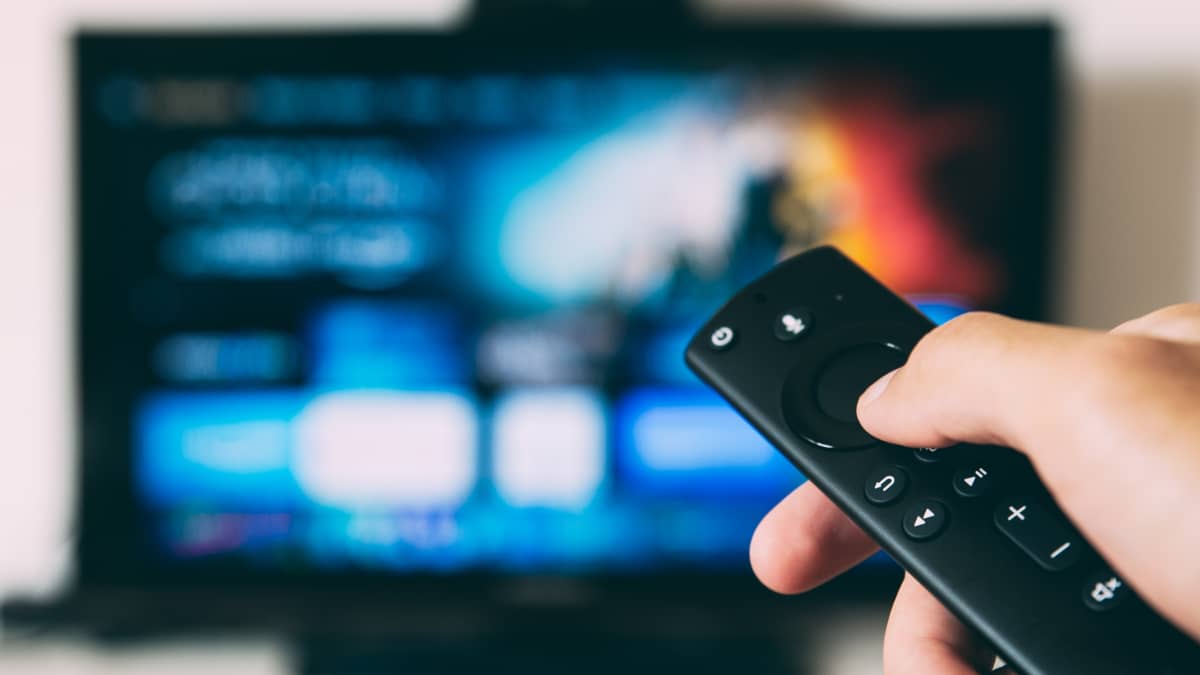 How to Connect an iPhone to TV: HDMI Adapter or Apple TV? - TurboFuture