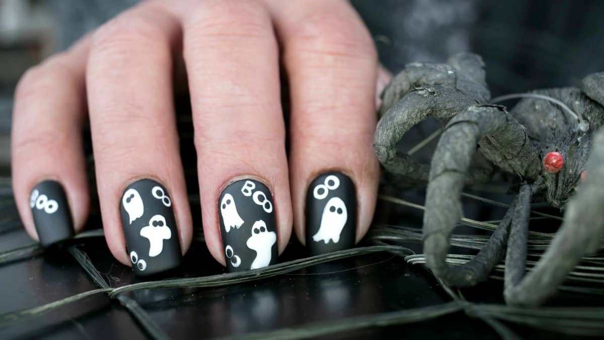 44 Cute Halloween Nails & Thanksgiving Nails : White Ghost Tip Nails