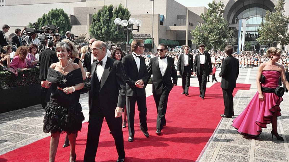 Advantages And Disadvantages Of Being A Celebrity Reelrundown Entertainment Being famous has many advantages, one of them is that people can recognize you when you walk in the street. advantages and disadvantages of being a