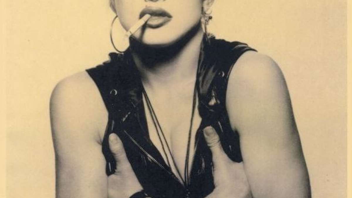 madonna 80s black dress January 28th 1985 at The American Music Awards held at the Shrine Auditorium Los Angeles. Madonna wore a fabulous black @jpgaultierofficial corset dress (she would wear a white one for the May