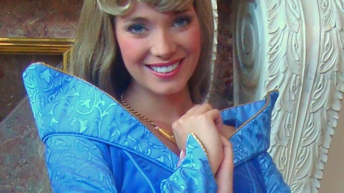 aurora blue dress movie Ok so rewatching Sleeping Beauty and WHY IS THE DRESS FAMOUSLY PINK?? ITS  BLUE THE WHOLE MOVIE!! : r/WaltDisneyWorld