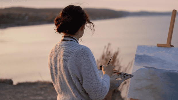 Woman S Beach Painting Tutorial Is Giving Summertime Vibes FeltMagnet   Painting At The Beach 